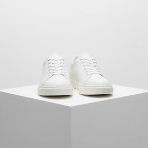 Pristine Classic Minimalist Leather Sneakers